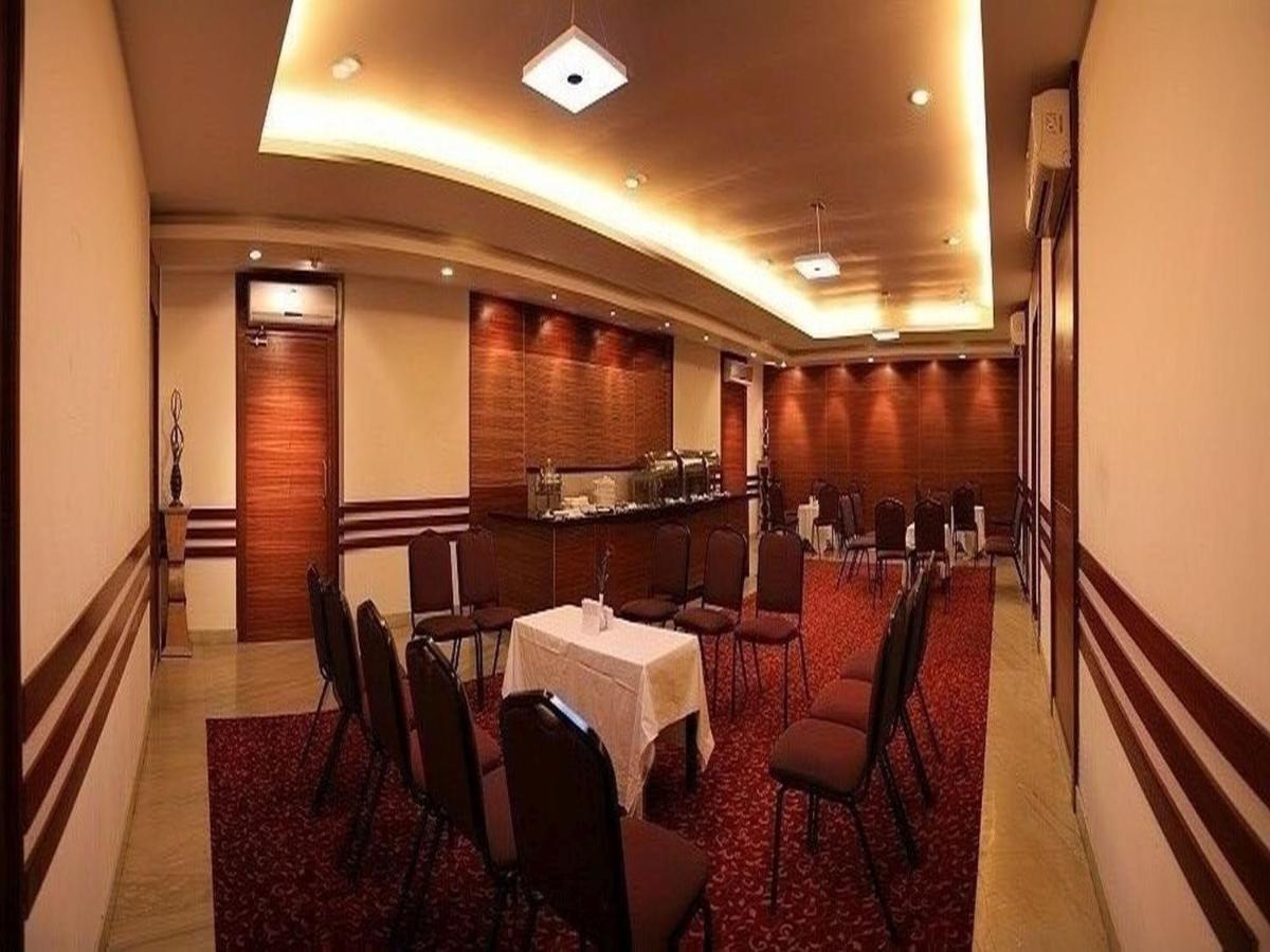 Hotel Dr Rajkumar International Бангалор Екстериор снимка