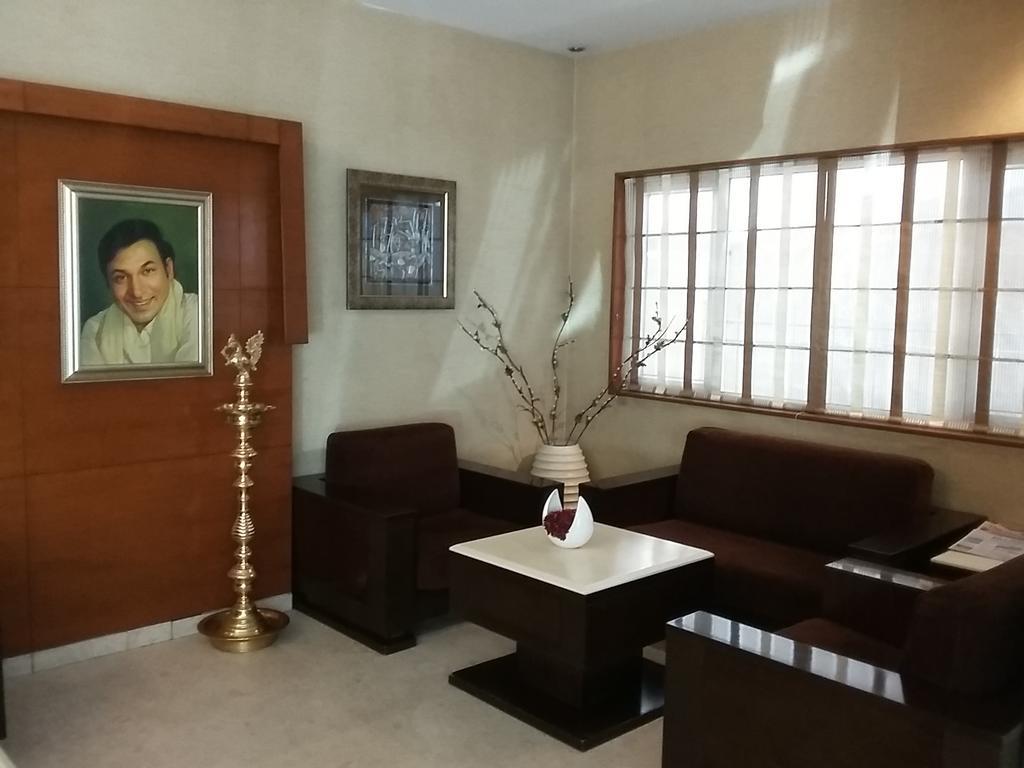 Hotel Dr Rajkumar International Бангалор Екстериор снимка