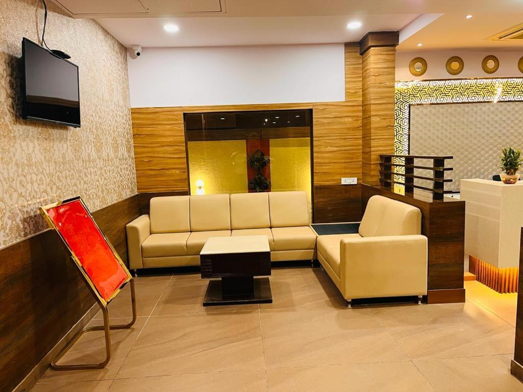 Hotel Dr Rajkumar International Бангалор Екстериор снимка