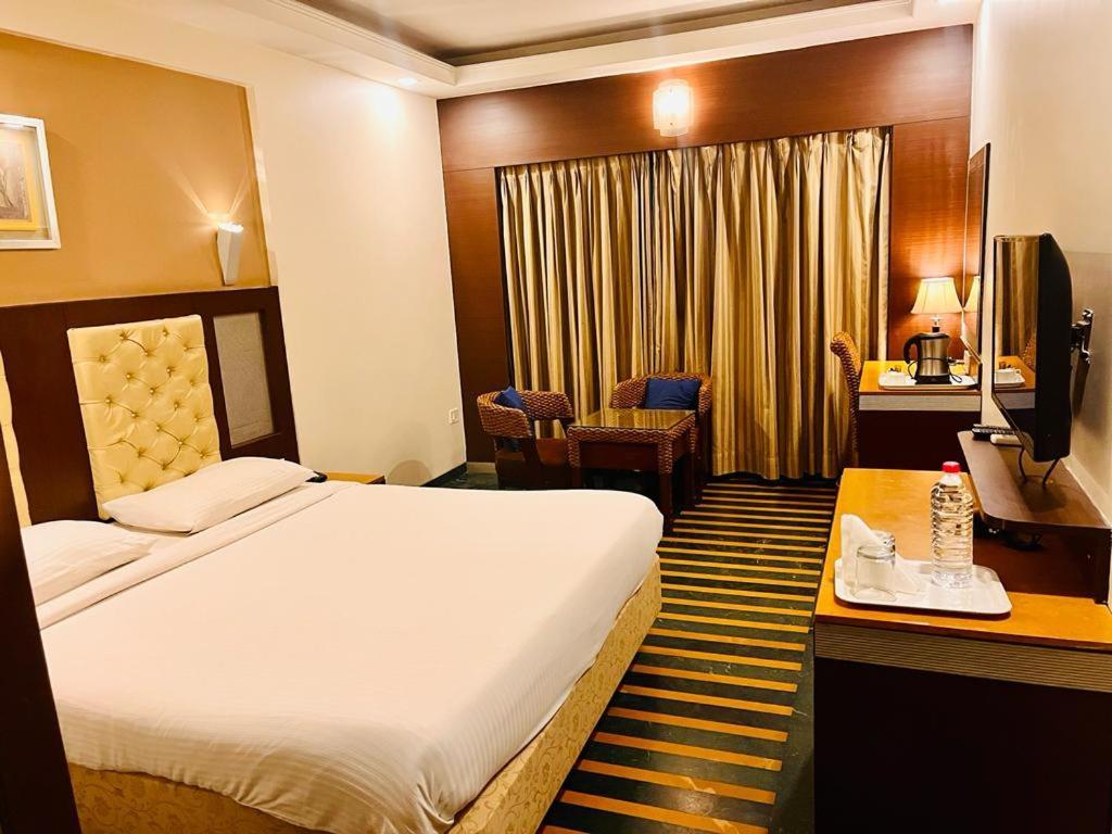 Hotel Dr Rajkumar International Бангалор Екстериор снимка