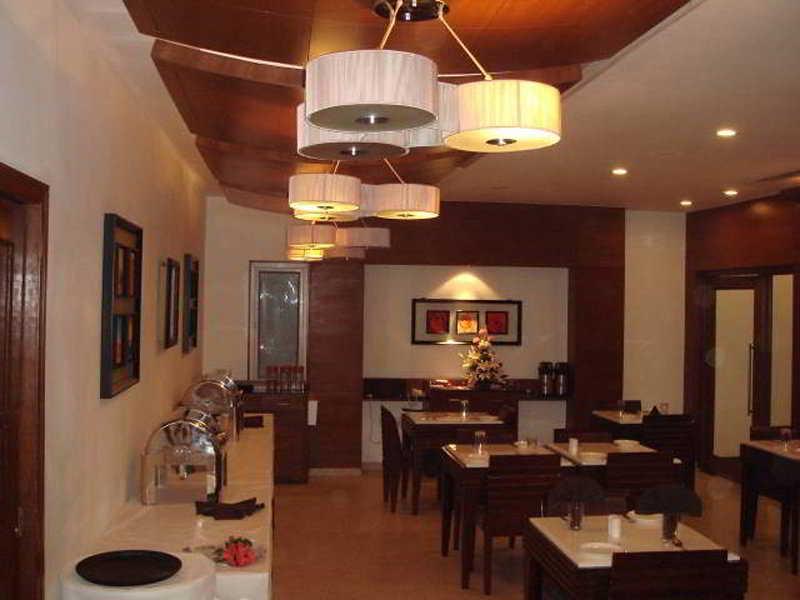Hotel Dr Rajkumar International Бангалор Ресторант снимка